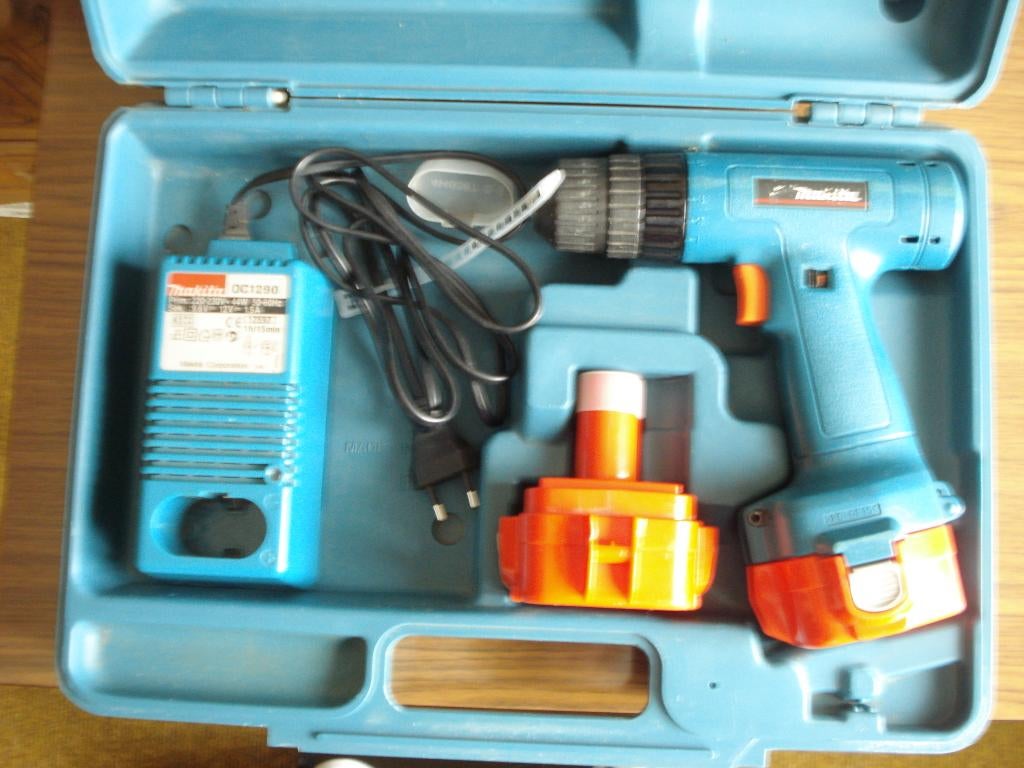 PERCEUSE ET VISSEUSE MAKITA, Enlèvement, Utilisé, Perceuse