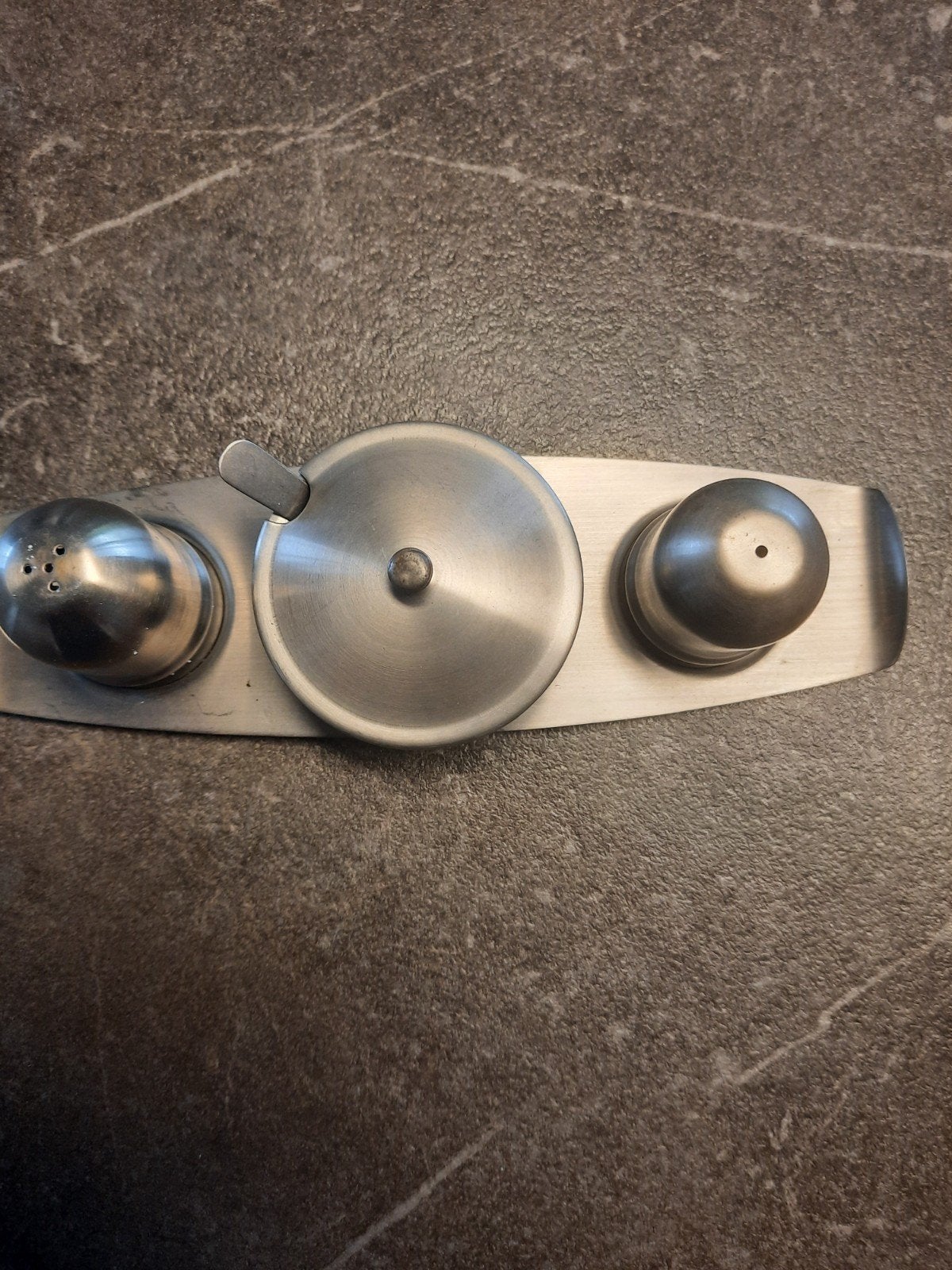 setje voor zout en peper en mosterd, Ophalen