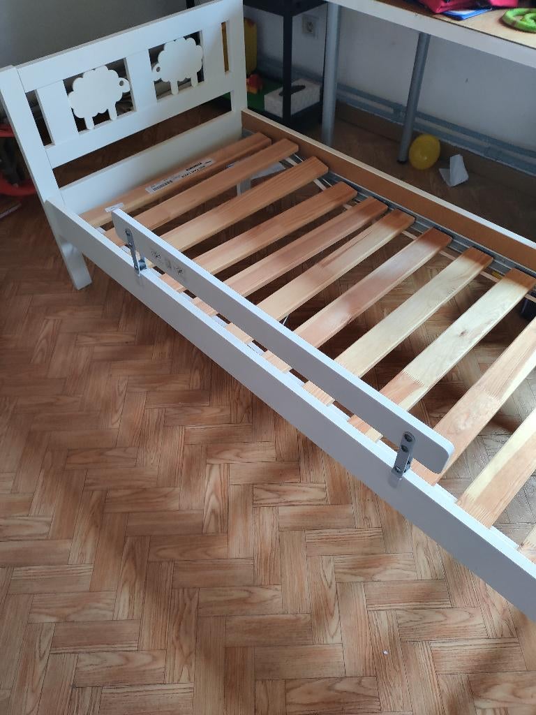 Kinderbed met lattenboden + nachtkasje+ zijsteun, Ophalen, Zo goed als nieuw, 45 tot 65 cm, 70 cm of meer