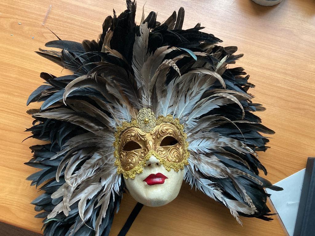 venetiaans masker, Ophalen