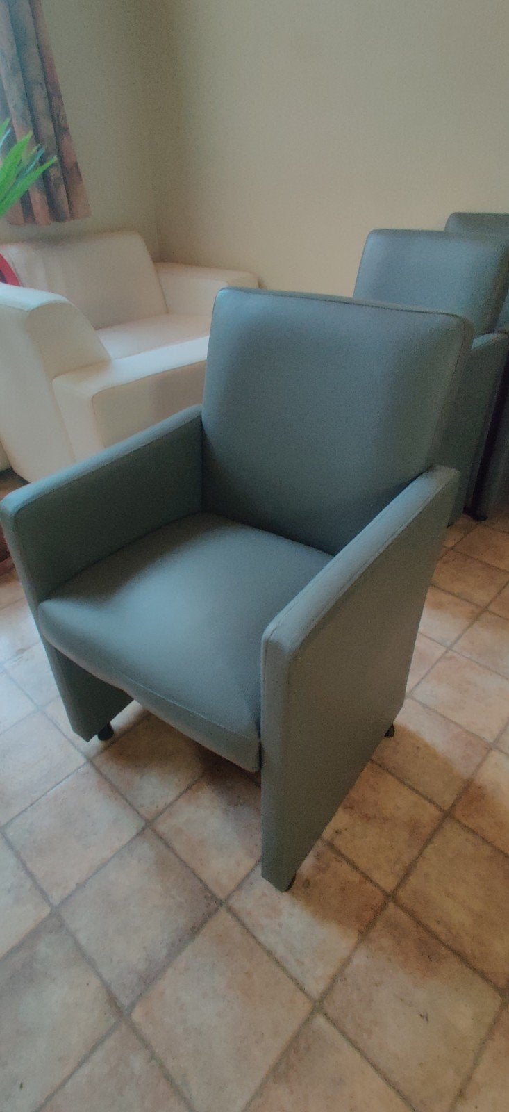 4 grijze skai stoelen op wieltjes, Huis en Inrichting, Ophalen, Zo goed als nieuw, Leer