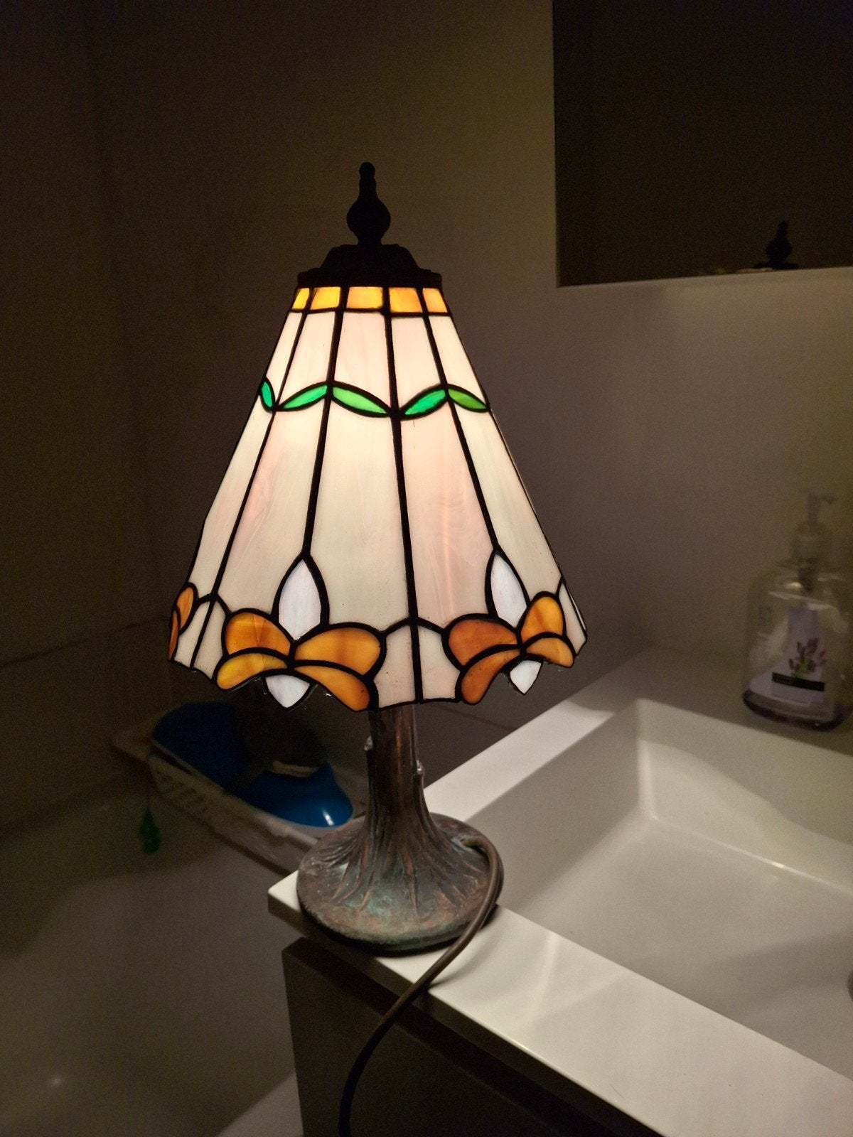 Oude Tiffany tafellampje op bronzen boomstam voet, Ophalen, Handgemaakt