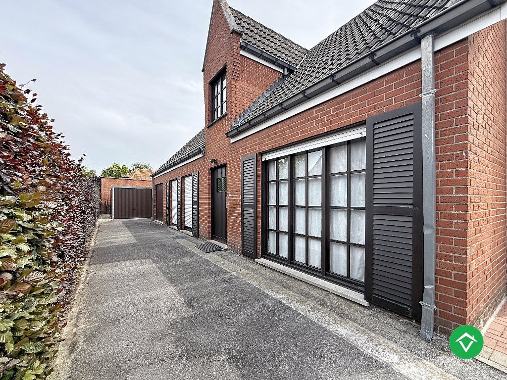 Gelijkvloerse woning met 3 slpk, tuin en garage te Roeselare, 200 tot 500 m², Vrijstaande woning, 3 kamers, Provincie West-Vlaanderen