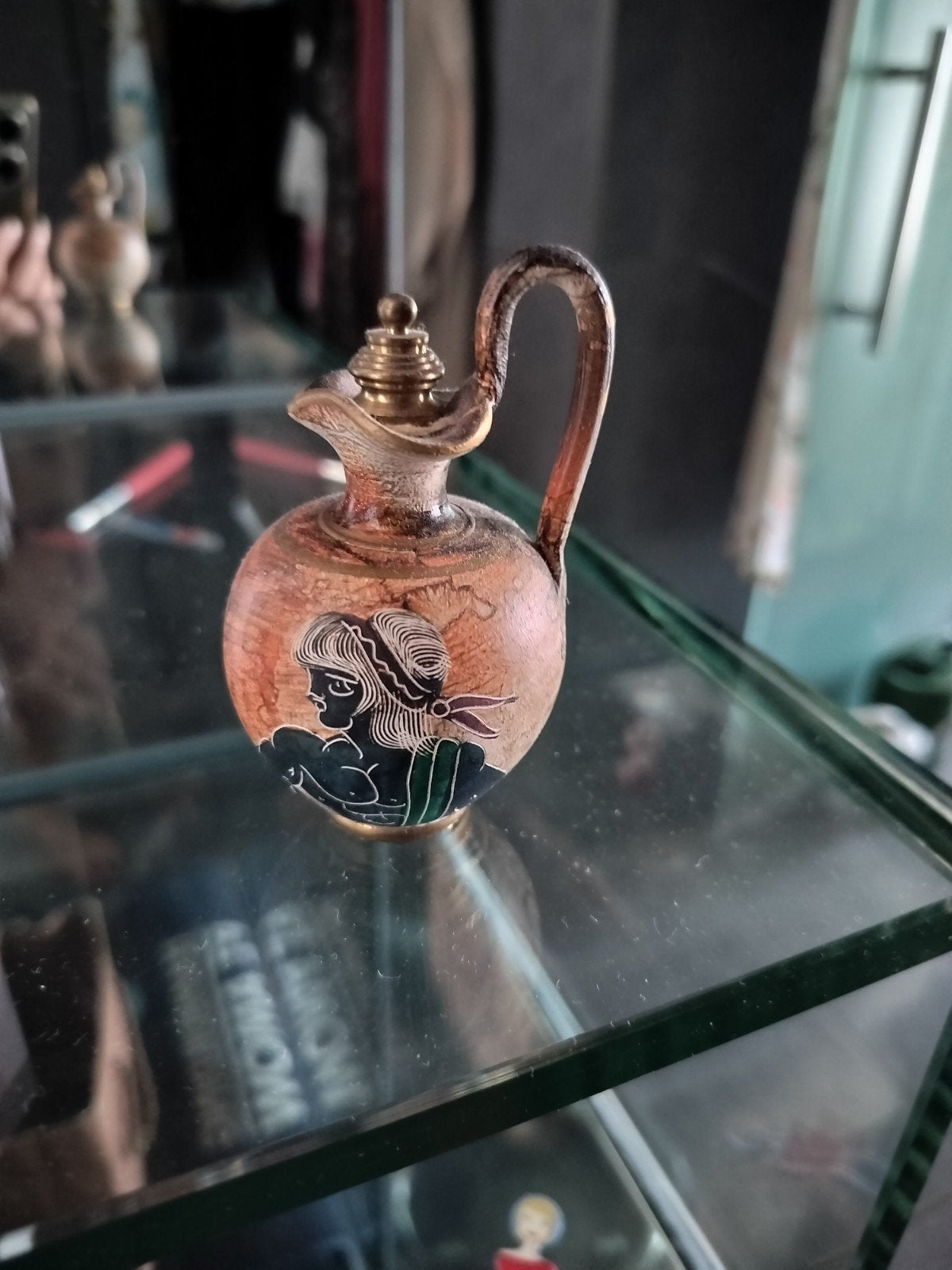 Flacon de parfum grec, Enlèvement