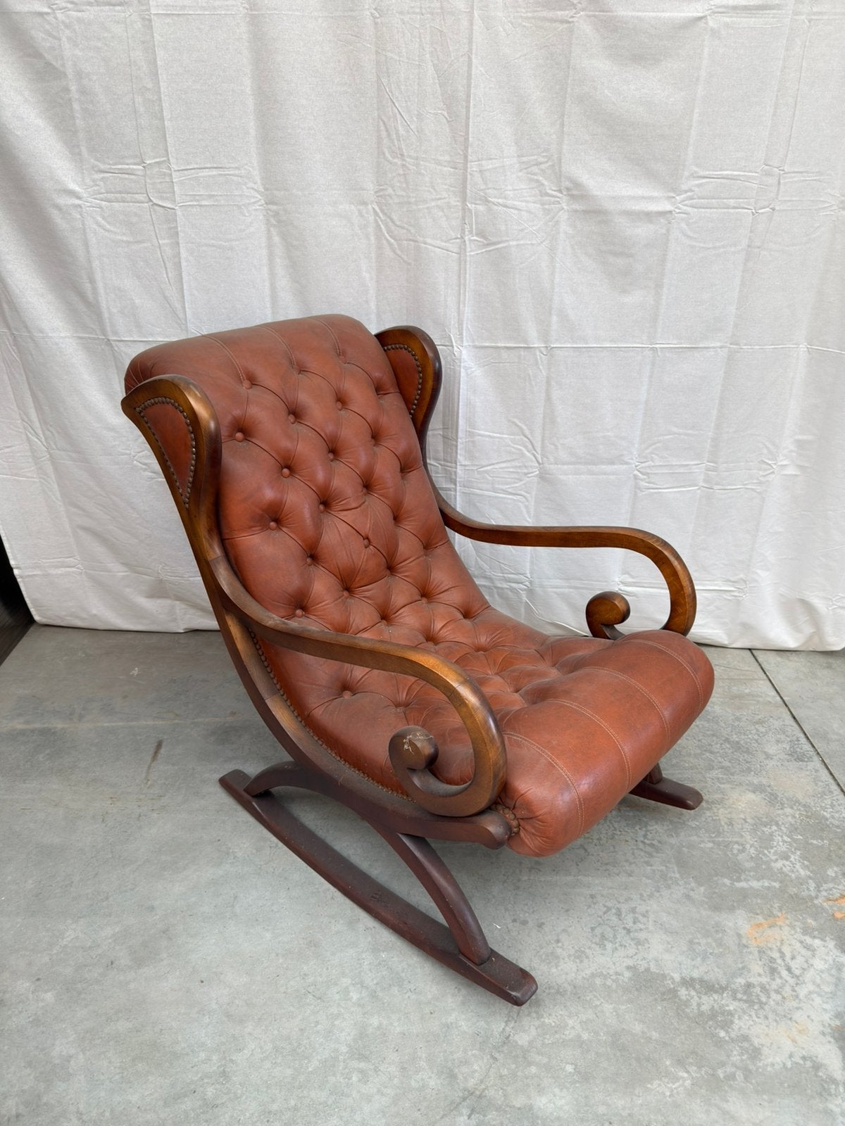 Vintage Chesterfield-schommelstoel in Engelse stijl, Huis en Inrichting, Fauteuils, Ophalen, Overige materialen, Gebruikt, 100 tot 125 cm