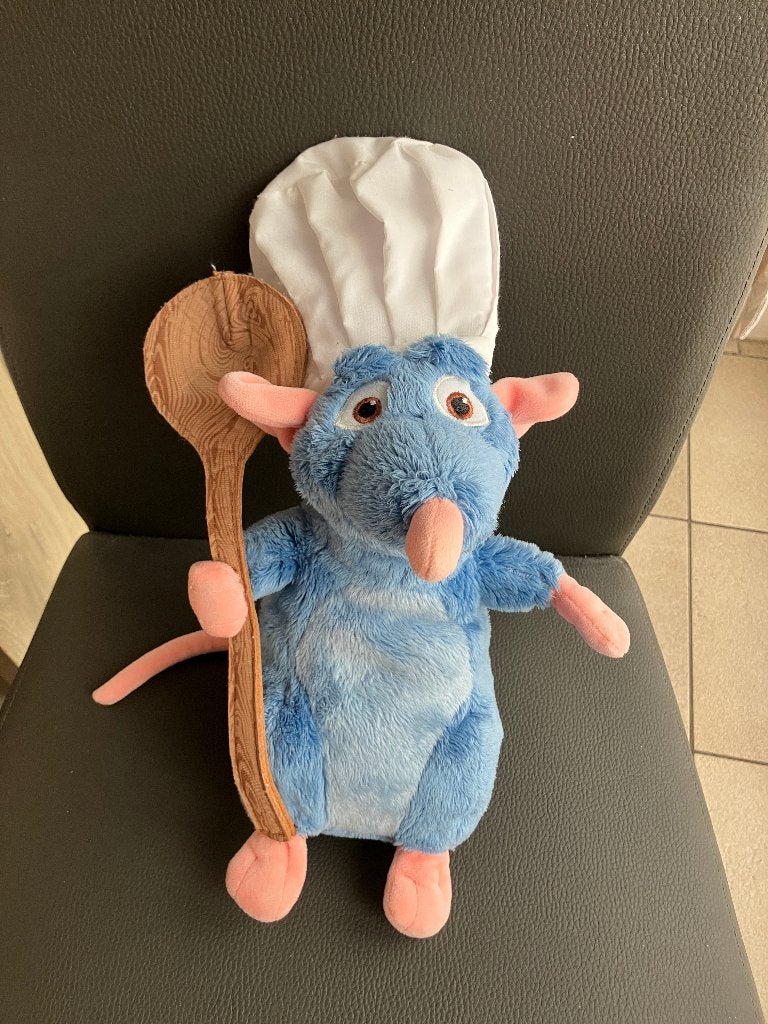 Disney Knuffel Remy ( Ratatouille ) met pollepel, Ophalen of Verzenden, Overige figuren, Knuffel