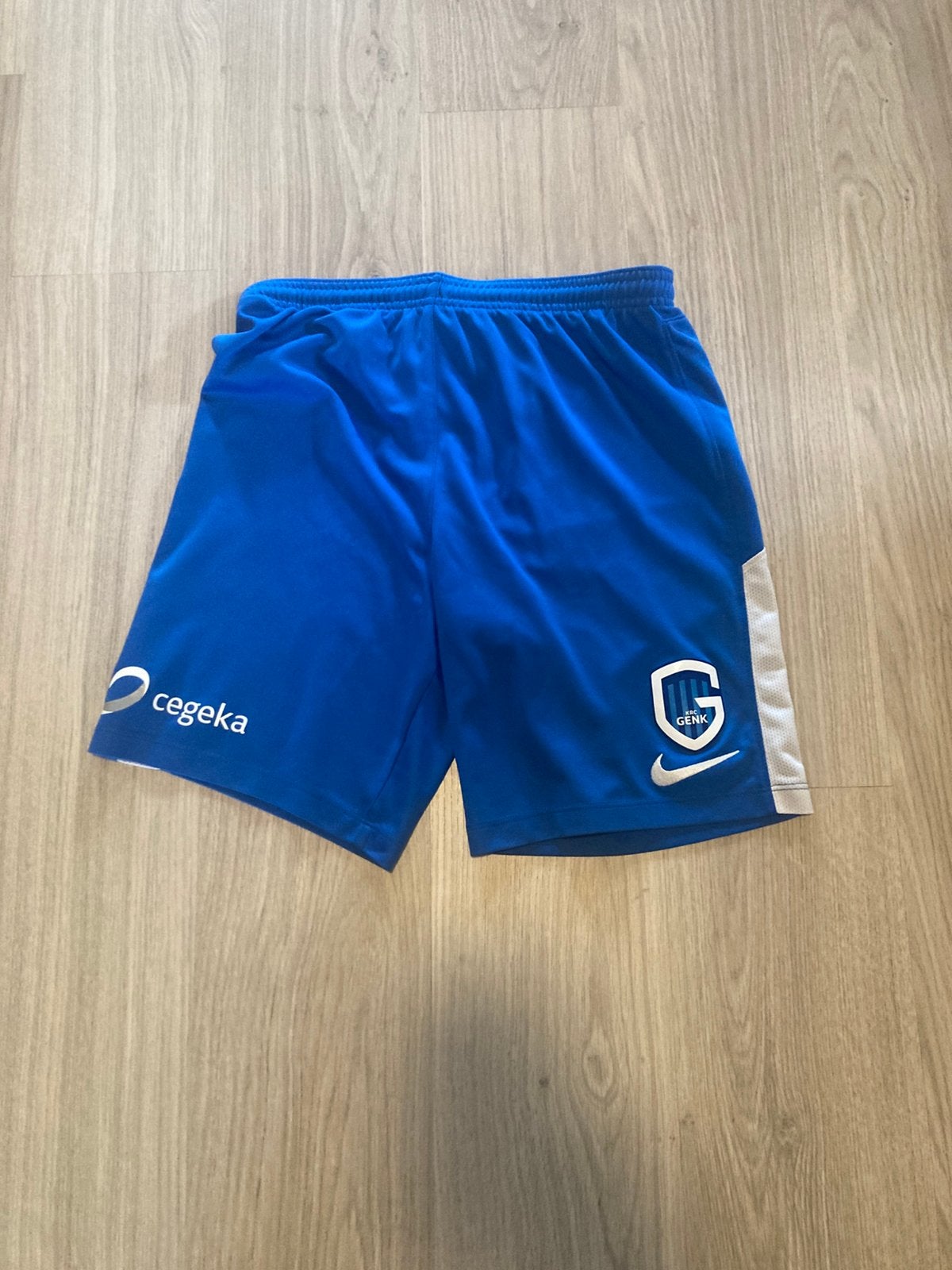 Wedstrijdshort KRC Genk, Sport en Fitness, Voetbal, Ophalen, Zo goed als nieuw