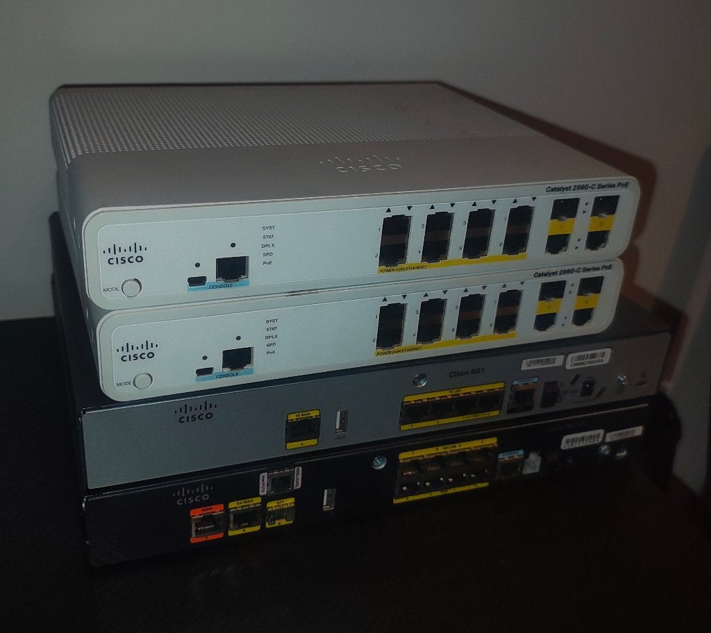 Cisco switch (2x) & router (2x), Computers en Software, Ophalen, Zo goed als nieuw