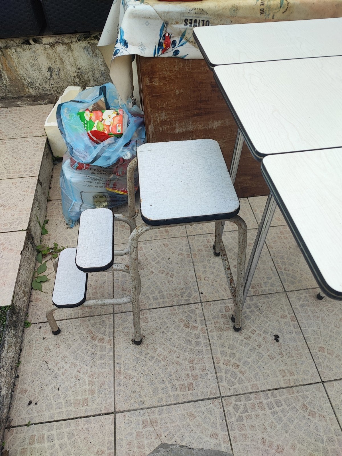 table, chaises tabouret année 60-70, Enlèvement