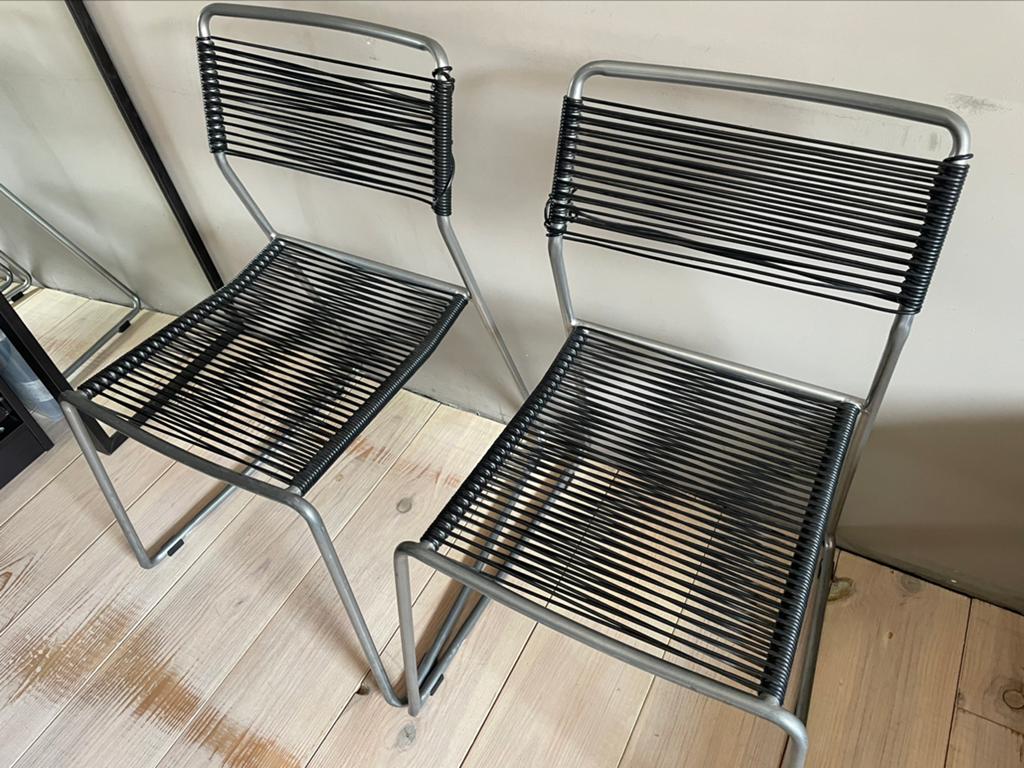 2 vintage IKEA stoelen met zwart en metalen design, Zo goed als nieuw, Zwart, Vintage design, Twee