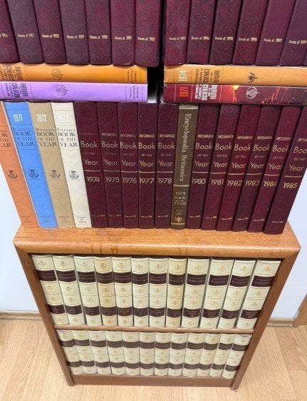 Encyclopaedia Britannica 1969 + Book of the Year 1969–2011 |, Ophalen, Complete serie, Zo goed als nieuw, Algemeen