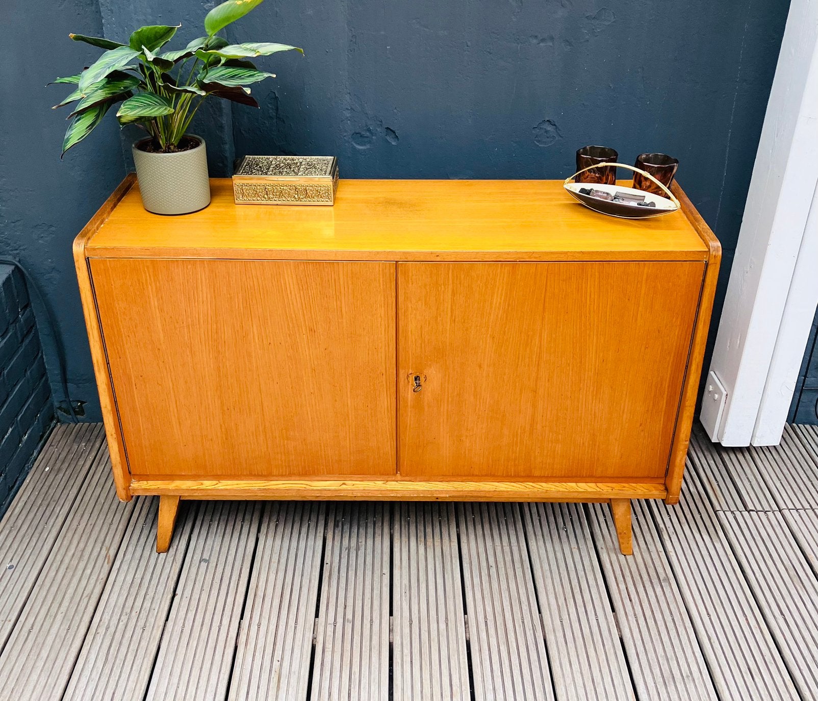 Vintage dressoir uit de jaren 60., Maison & Meubles, Armoires | Dressoirs, Comme neuf, 100 à 150 cm, 25 à 50 cm, Avec porte(s)