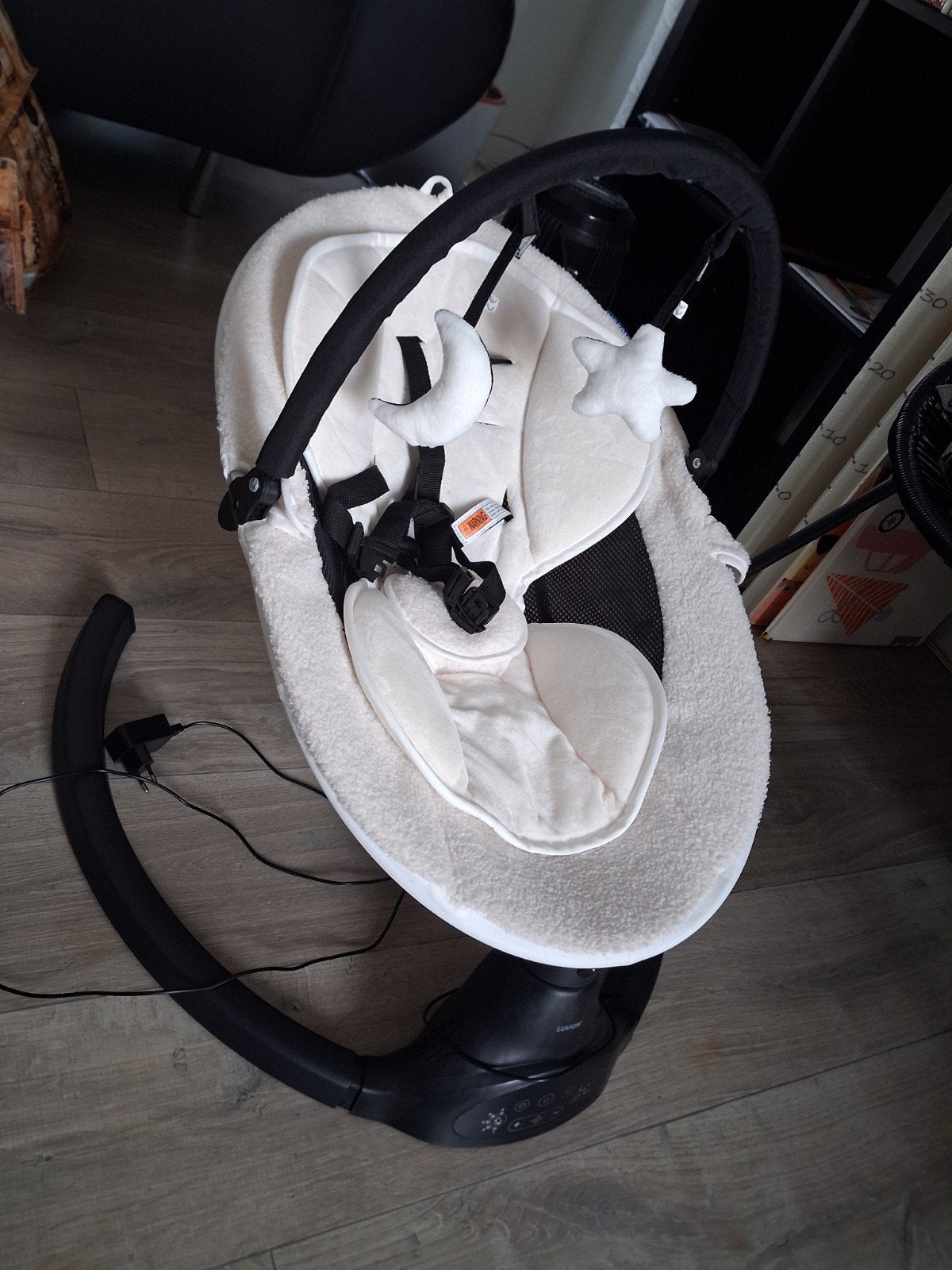 luvion electrische wipstoel met muziek, Enfants & Bébés, Autres marques, Comme neuf, Enlèvement, Avec ceinture(s)