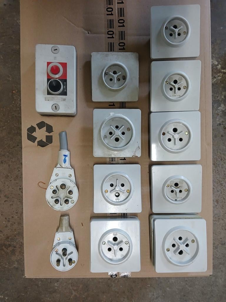 Prises Taque  50€, Bricolage & Construction, Enlèvement ou Envoi
