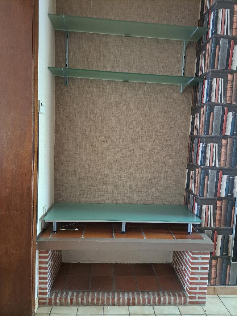 TV verhoger met glasplaat op en 2 glazen legplank, Ophalen, Zo goed als nieuw, Glas