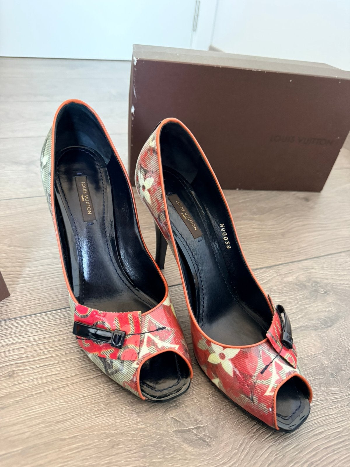 Hakken Louis Vuitton, Ophalen of Verzenden, Zo goed als nieuw, Rood, Pumps