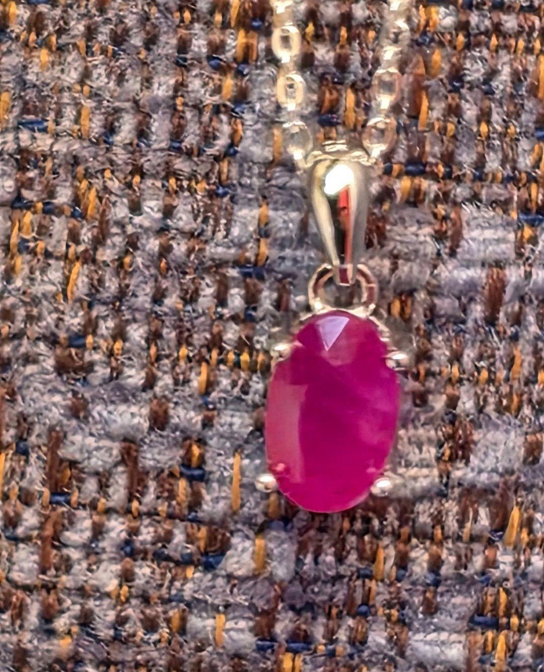 Pendentif en argent massif avec rubis de Madagascar, Bijoux, Sacs & Beauté, Neuf, Enlèvement, Avec pierre précieuse, Argent