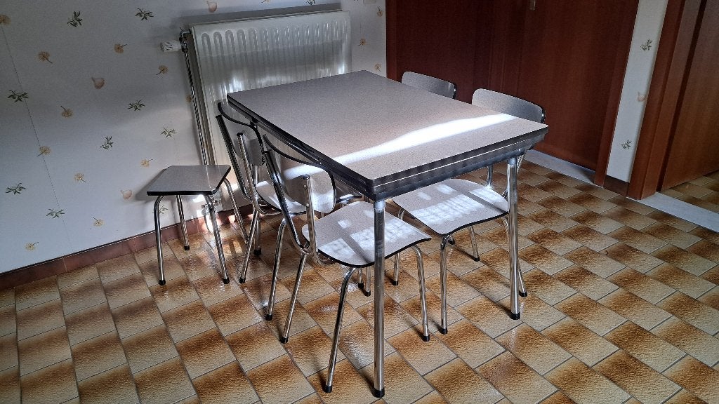 Table de cuisine vintage extensible + 4 chaises et tabouret, Enlèvement
