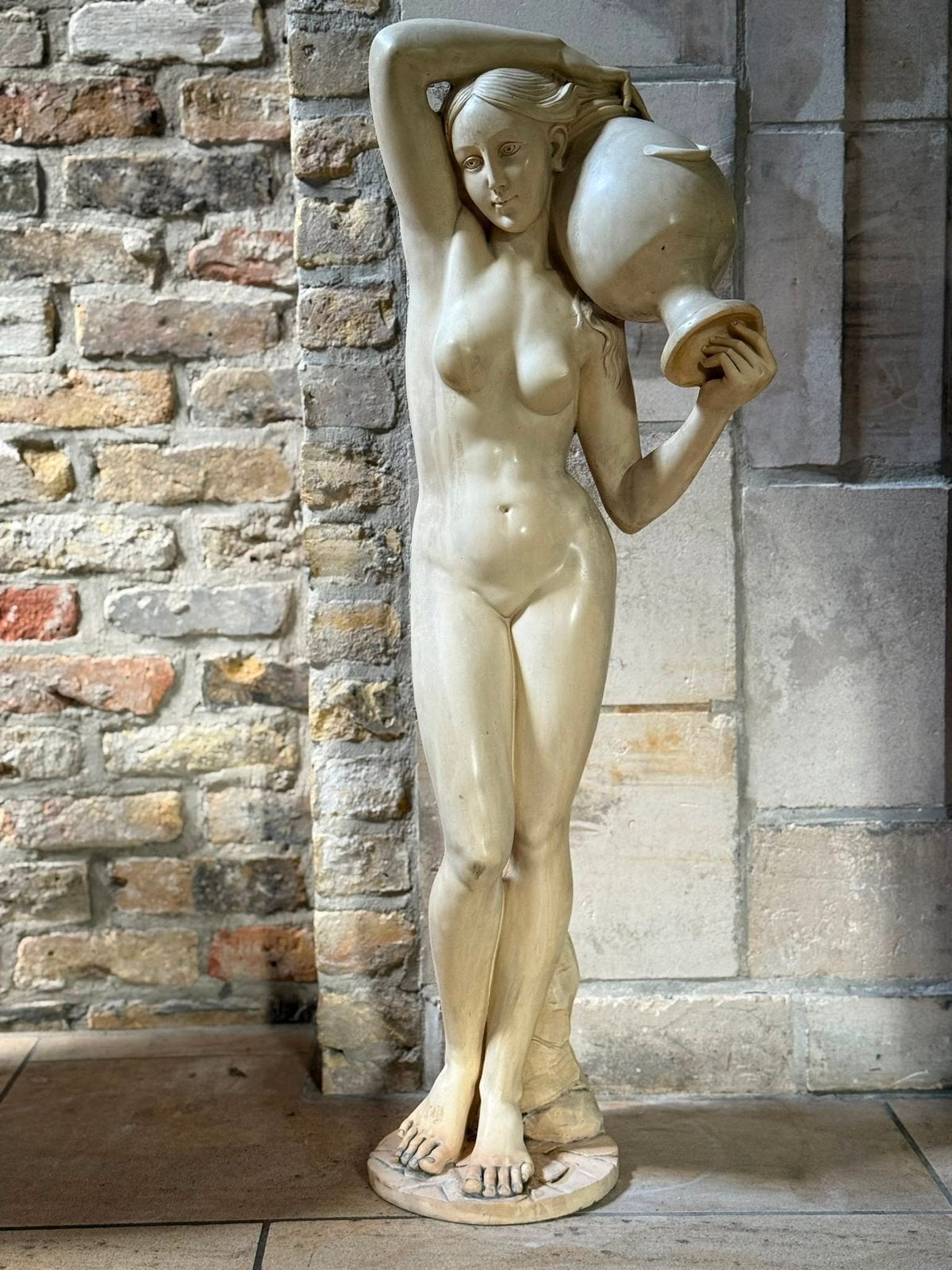 Grote decoratieve beeldsculptuur van vrouw met kruik, Ophalen, Gebruikt