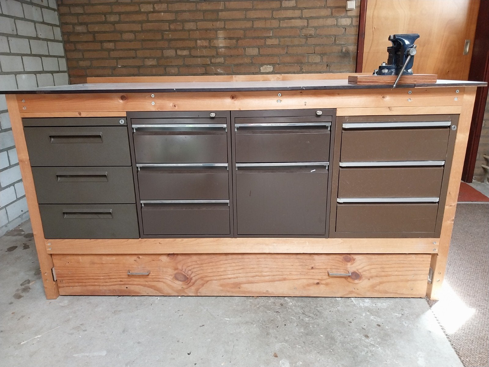 Zeer stevige werkbank met metalen lades en bankschroef, Ophalen, Bankschroef