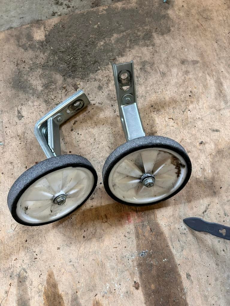 Zij wieltjes, Fietsen en Brommers, Ophalen