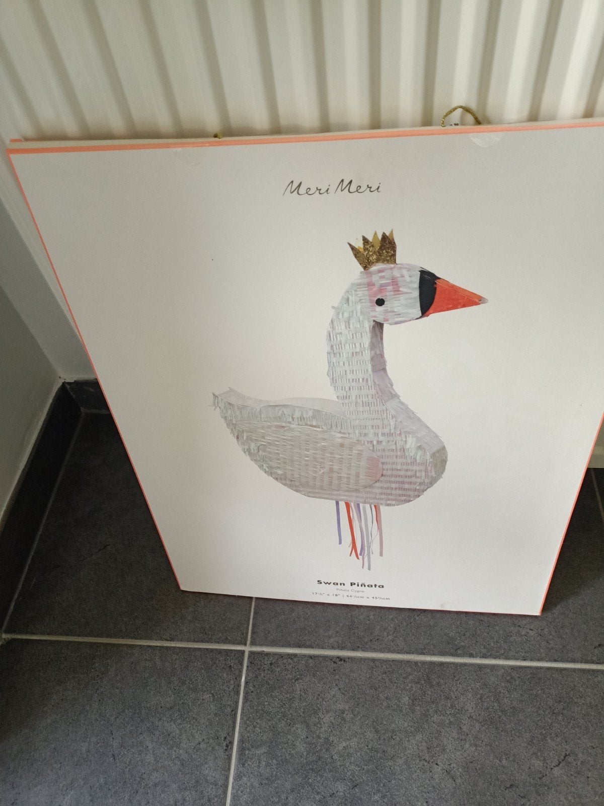 Piñata swan, Enfants & Bébés, Chambre d'enfant | Tables & Chaises, Enlèvement