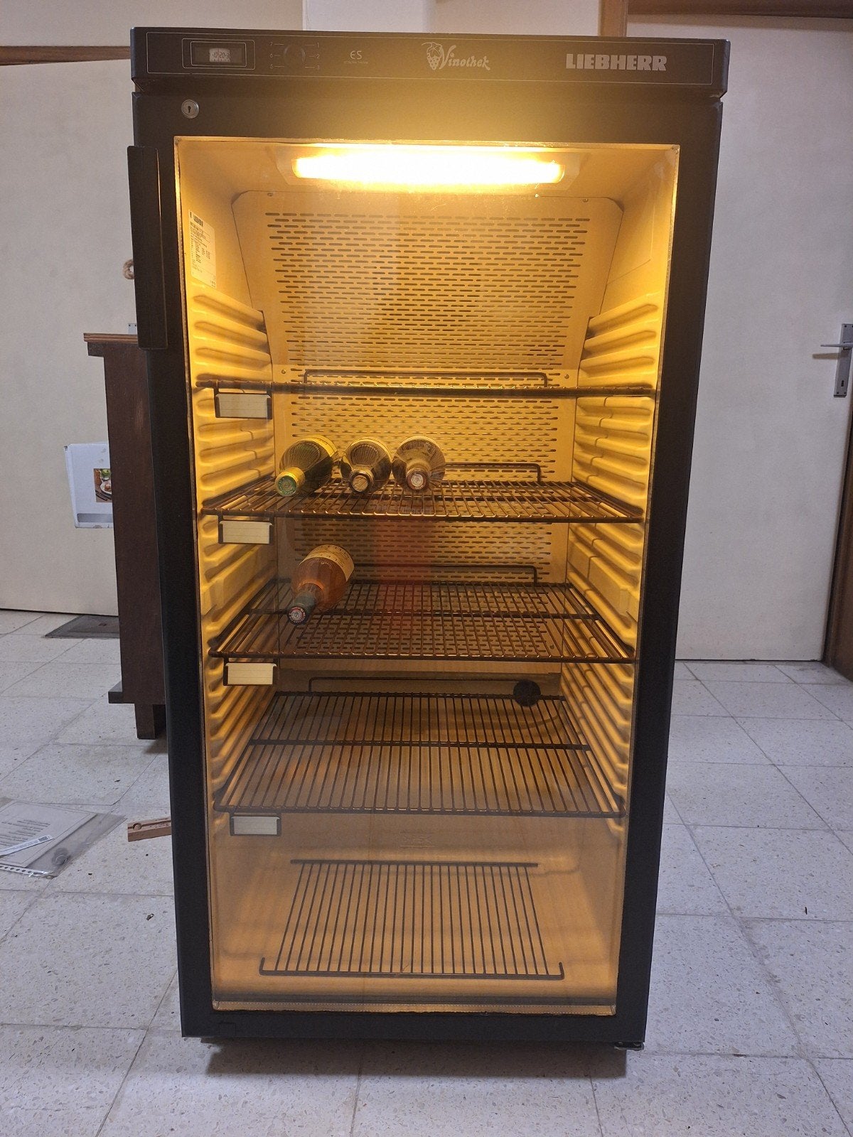 Cave a vin Vinothek, Electroménager, 200 litres ou plus, Enlèvement, 60 cm ou plus, 120 à 140 cm