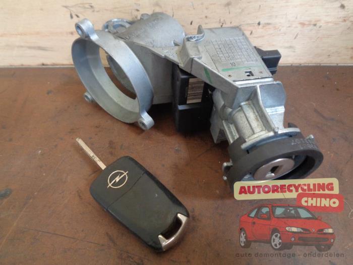 Kontaktslot + Sleutel van een Opel Corsa, Gebruikt, -, -, Opel