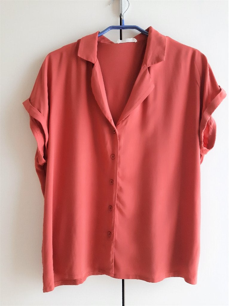 Te koop: Mooie hemdje in terracotta kleur. L., 24Colours, Bruin, Maat 42/44 (L), Ophalen of Verzenden