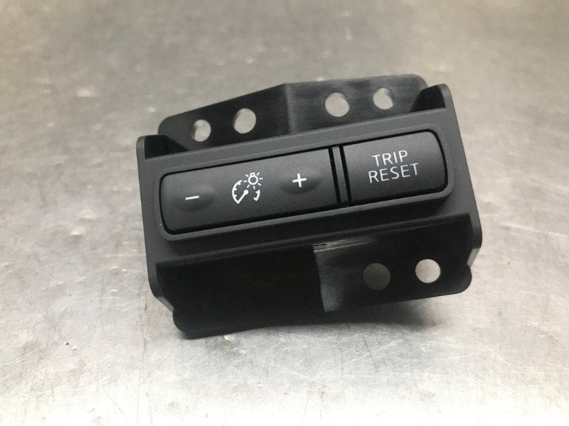 COMMUTATEUR DIVERS Nissan Qashqai (J11) (|51118E|), Dhr. M. Roggen, Stadsweg 37 37
9917 PV  WIRDUM GR., NL, Nissan, Utilisé