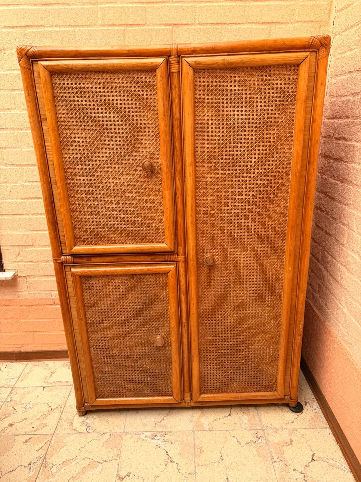 Vintage rotan kast met glazen bovenblad – bamboe look - boho, Antiek en Kunst, Antiek | Meubels | Kasten, Ophalen