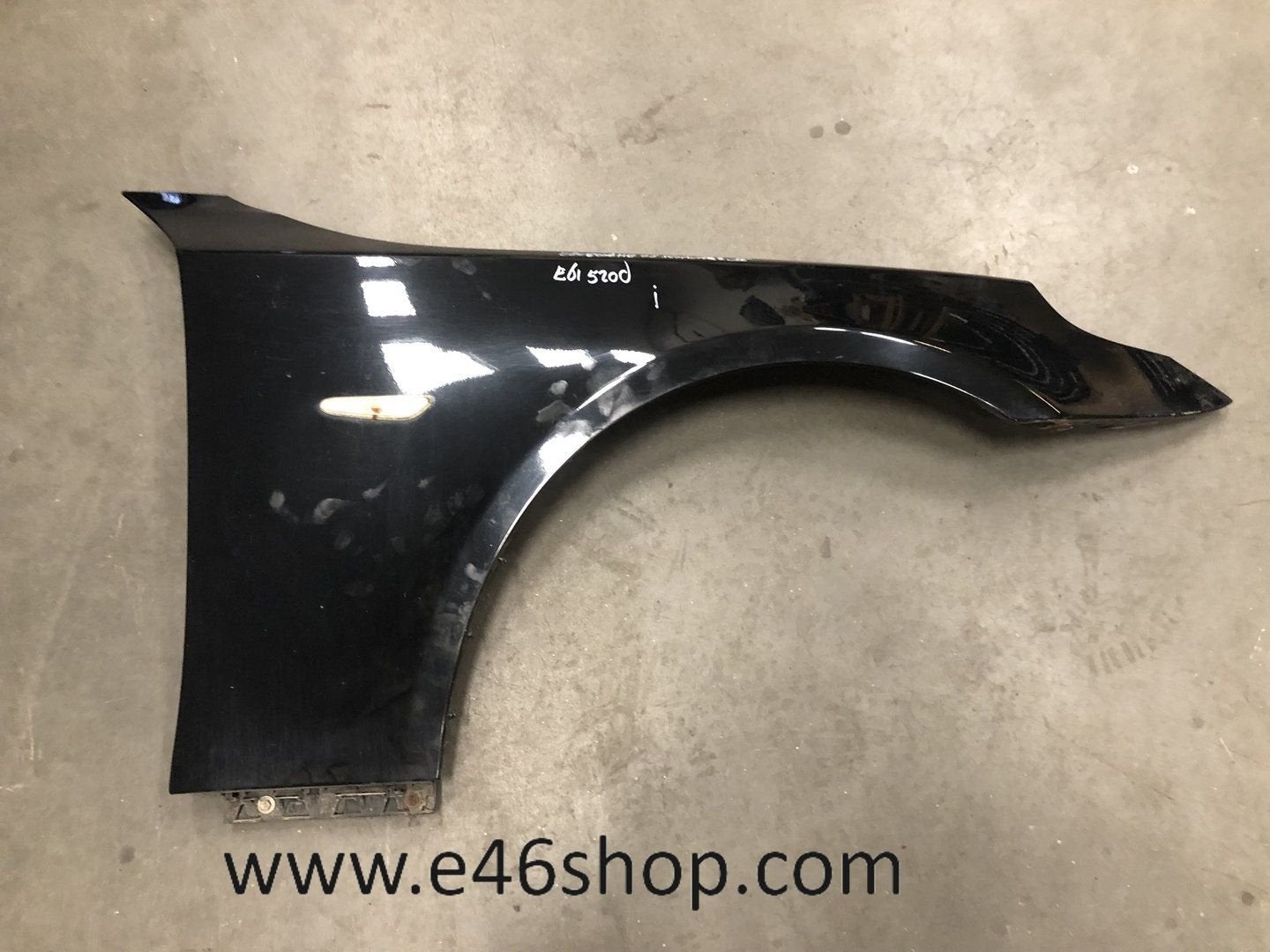 VOORSPATBORD BMW 5 SERIE E60 E61 SCHWARZ 2 2006 RECHTS, Gebruikt, -, -, Ophalen of Verzenden