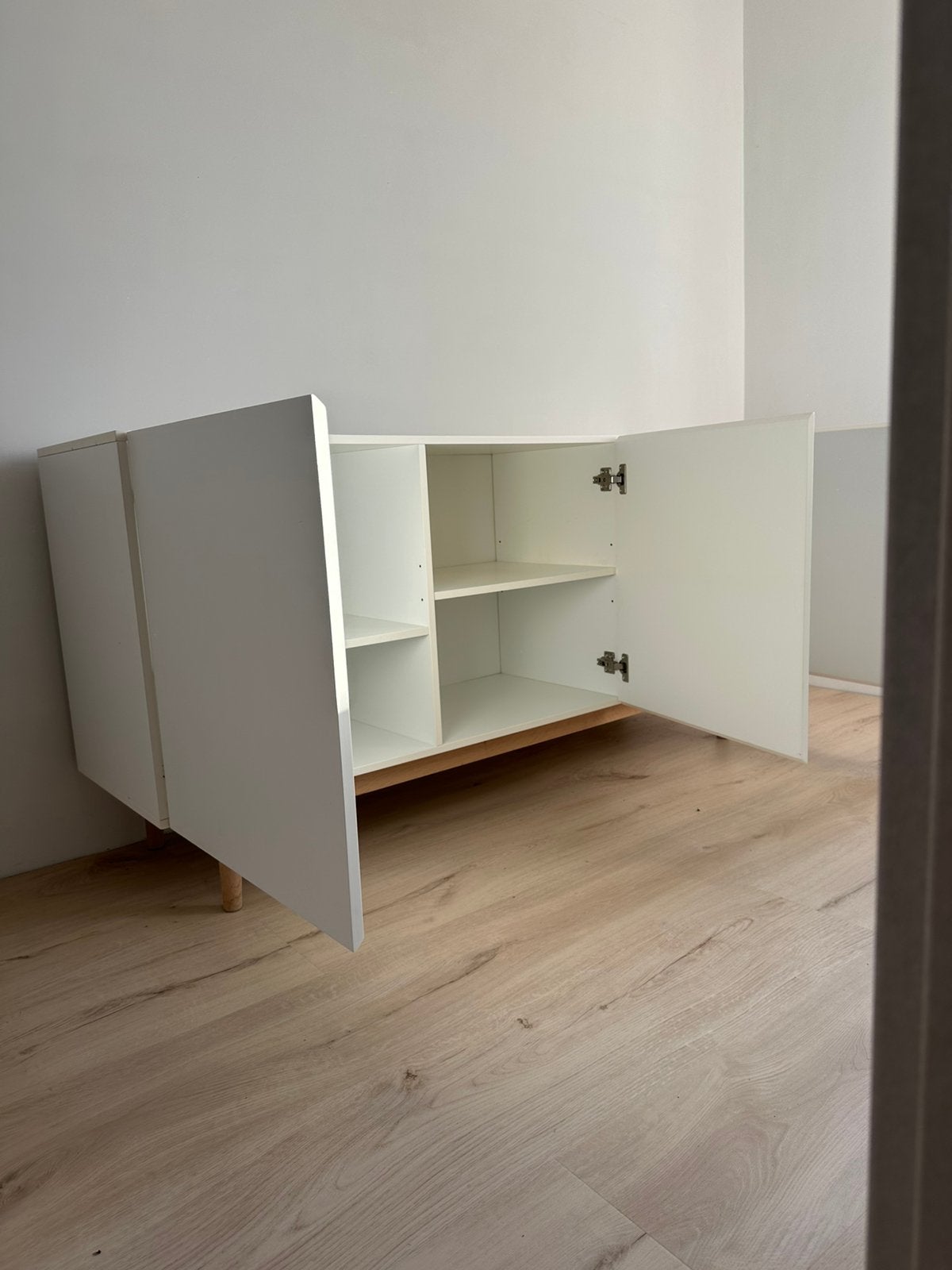 Meuble de rangement blanc avec pieds en bois, Maison & Meubles, Enlèvement, Utilisé