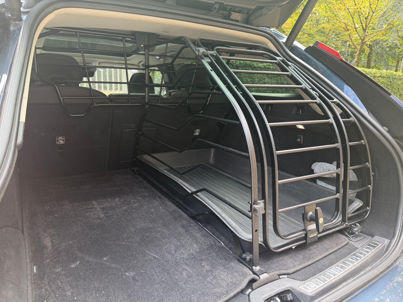 Veiligheidsrek en hondenbech originieel voor Volvo V90, Auto diversen, Hondenrekken, Ophalen, Zo goed als nieuw