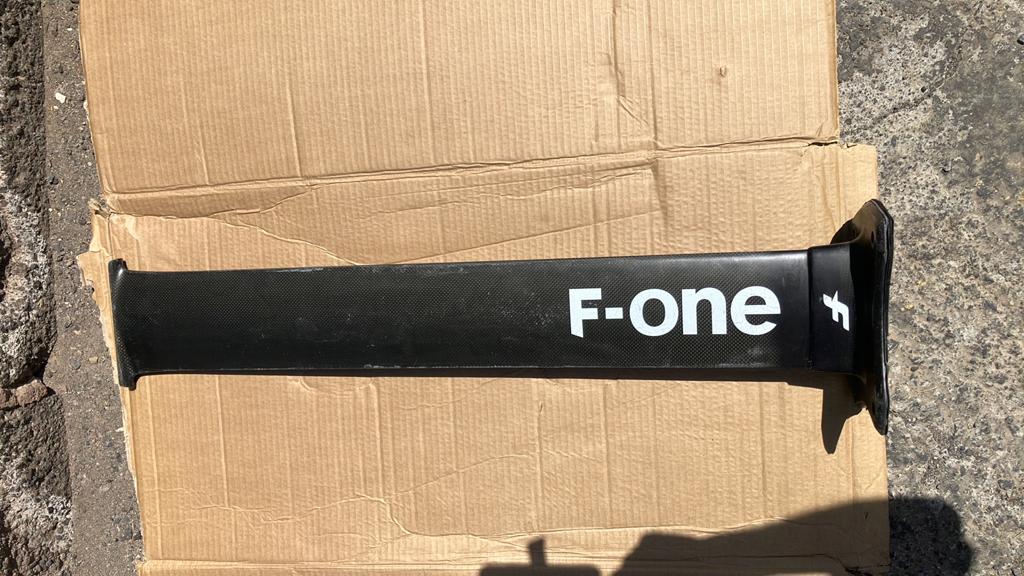 F-one carbon mast 85 cm, Watersport en Boten, Ophalen, Zo goed als nieuw