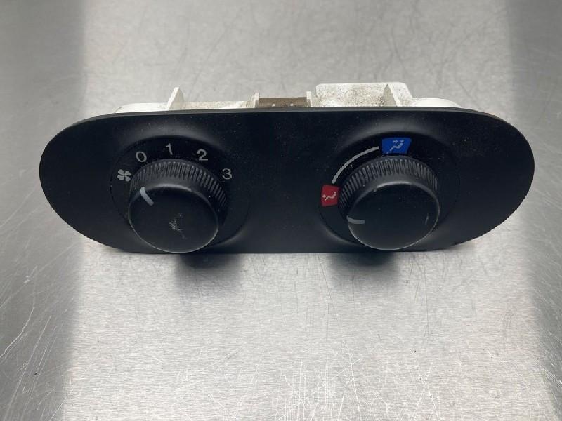 PANNEAU DE COMMANDE CHAUFFAGE CLIMATISATION MPV (LW19 / 69), Utilisé, Mazda
