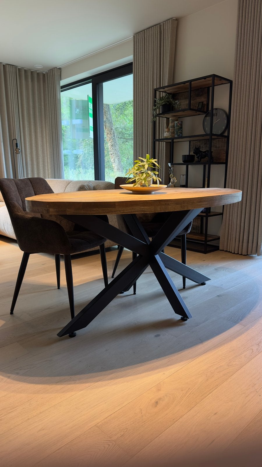 Table de cuisine en bois de manguier avec pied d'araignée, Maison & Meubles, Quatre personnes, 150 à 200 cm, Comme neuf, Enlèvement