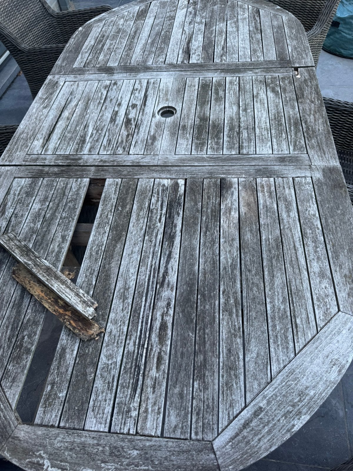 Tuintafel met 1 lat kapot, Tuin en Terras, Tuintafels, Ophalen, Gebruikt, Ovaal, Hout