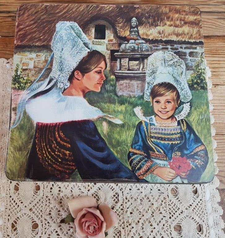 Frans brocante blik, klederdracht Bretagne, Les Bretonnes, Verzamelen, Ophalen of Verzenden, Gebruikt, Koek(jes), Overige merken