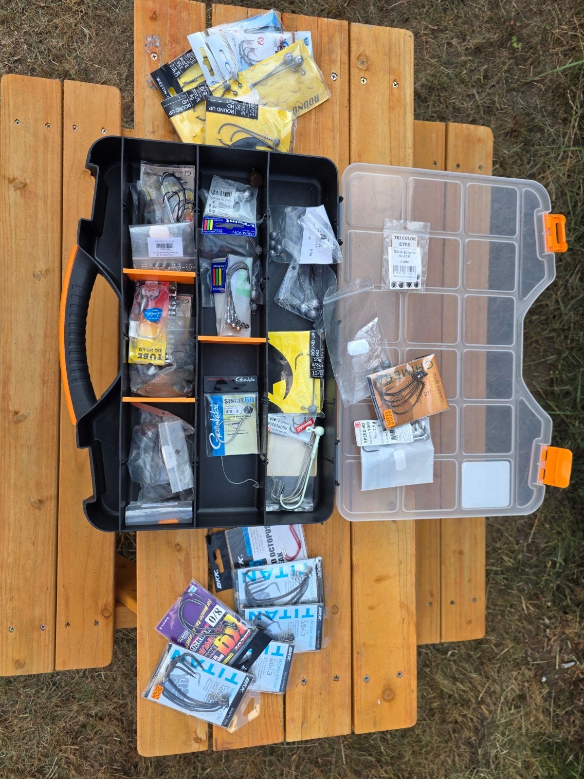 Grote partij vishaken en lood in opbergdoos, Ophalen