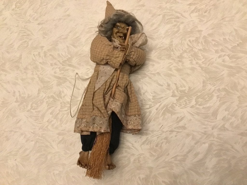 Halloween griezel heks op bezem steel, Ophalen of Verzenden, Zo goed als nieuw
