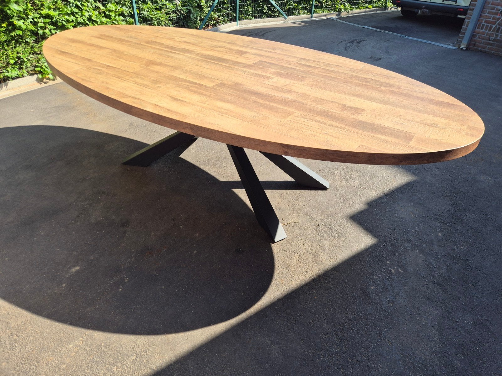 Table ovale, Enlèvement, Ovale