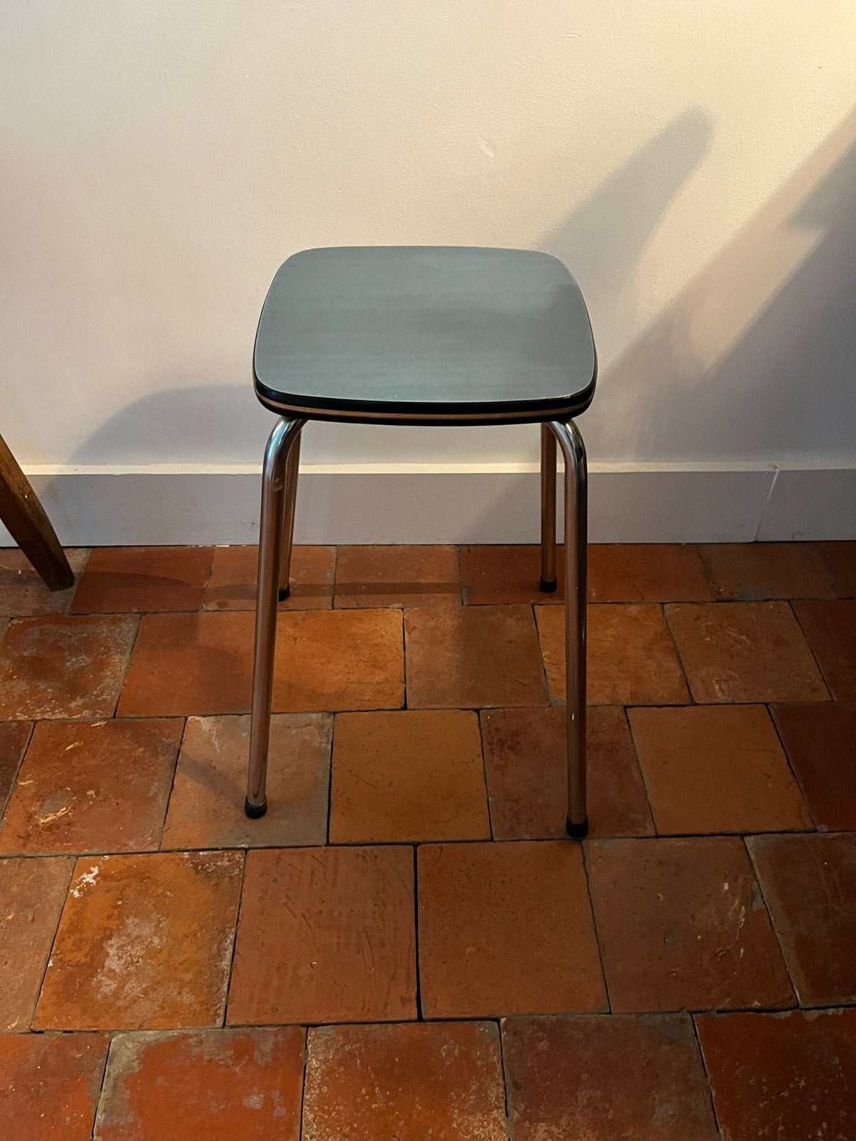 VINTAGE RETRO CHROOM KRUK KRUKJE ZIT LICHTBLAUW FORMICA, Huis en Inrichting, Ophalen of Verzenden, Zo goed als nieuw