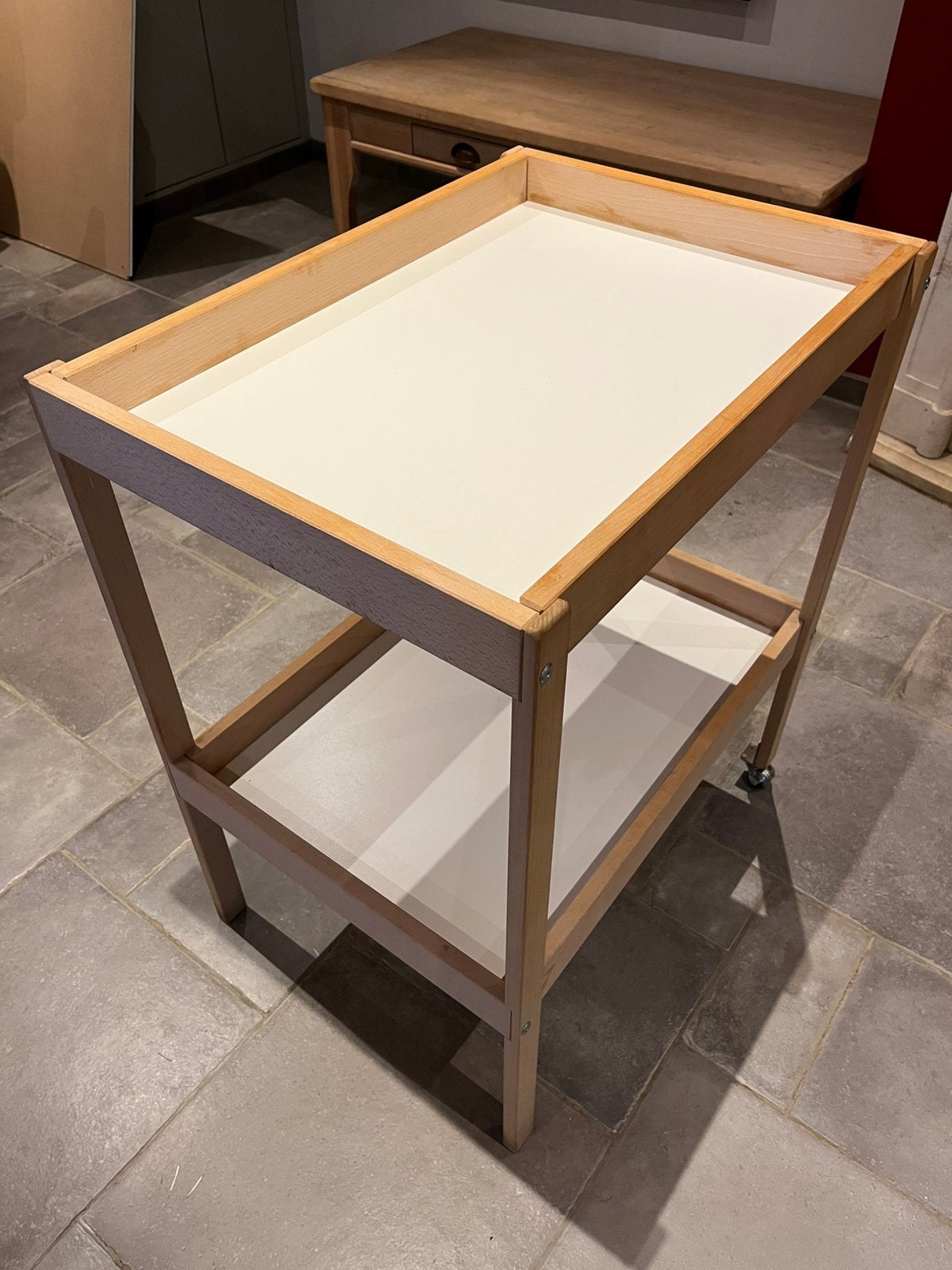 Verzorgingstafel Ikea met wieltjes aan 1 kant, Ophalen, Zo goed als nieuw
