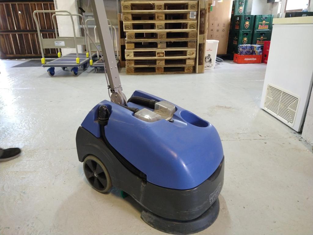 Numatic schrobmachine, Ophalen, Schrobmachine