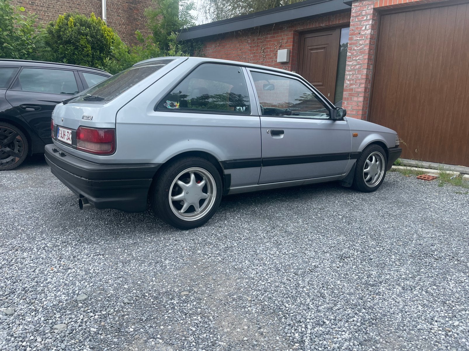 Mazda 323 bf Turbo, Autos, Mazda, Particulier, Essence, Hatchback, 3 portes, Boîte manuelle, Argent ou Gris, Gris, Traction avant
