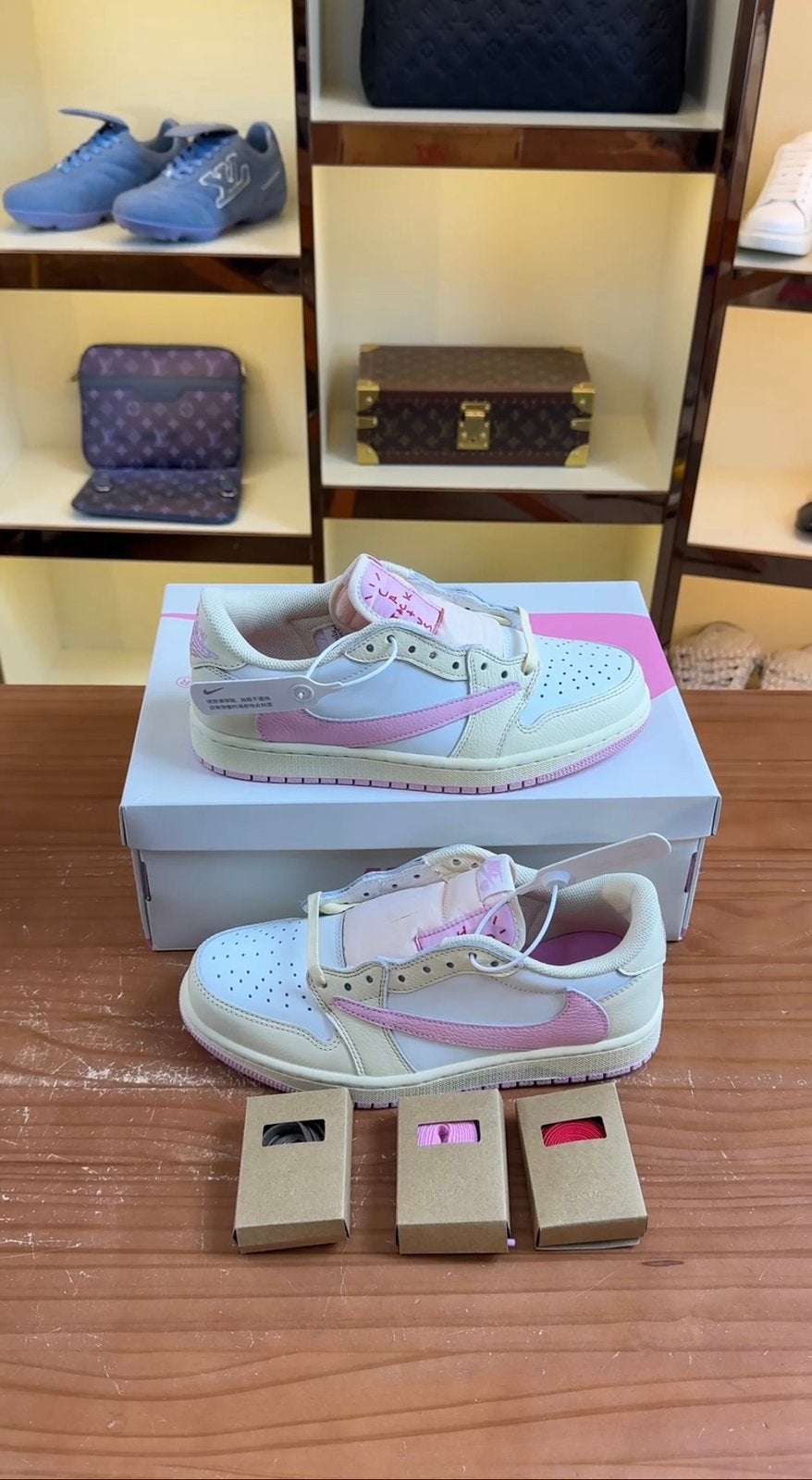 Travis scott shy pink, Enfants & Bébés, Vêtements enfant | Chaussures & Chaussettes, Enlèvement ou Envoi, Comme neuf