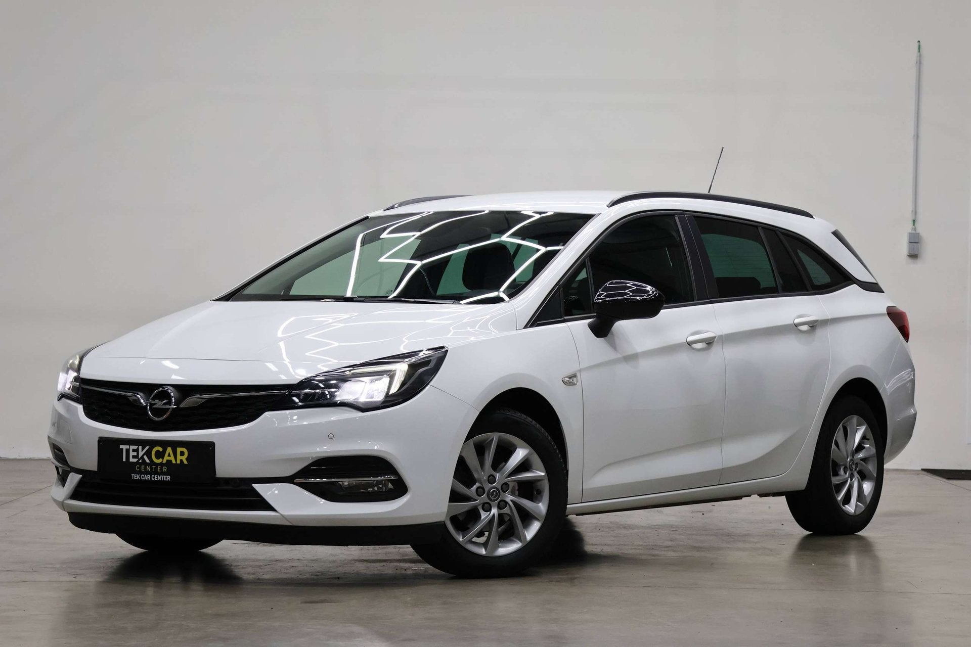 Opel Astra Sports Tourer 1.5D Automaat Trekhaak/Camera/Garan, Dealer onderhouden, Wit, Bedrijf, 5 deurs