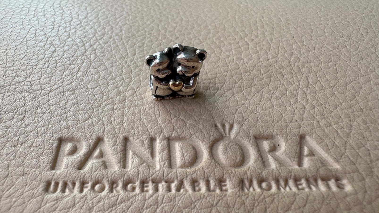Pandora Bear Hug met 14kt goud, Neuf, Enlèvement ou Envoi, 1 bracelet à breloques, Pandora