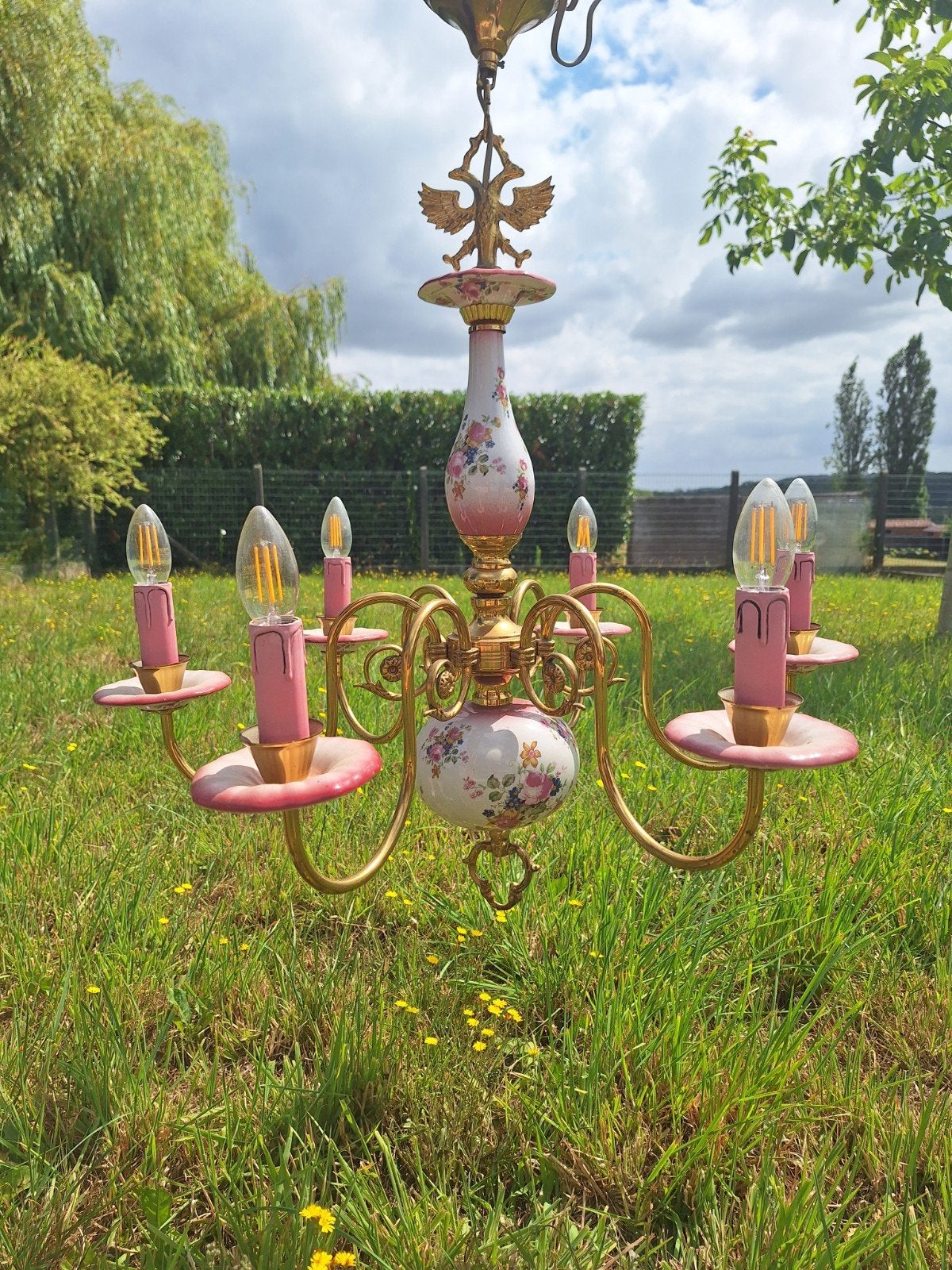 Lustre en porcelaine, Enlèvement